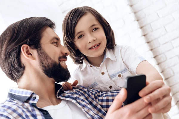 Happy father and son use smartphone at domestic. — Stock Photo, Image