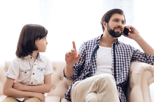 Trauriger Junge regte sich über mangelnde Aufmerksamkeit seines Vaters auf. — Stockfoto