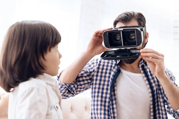 L'uomo adulto si diverte a usare occhiali di realtà virtuale . — Foto Stock