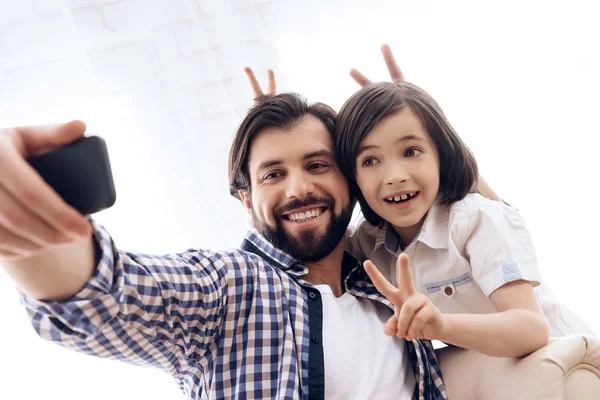 Happy father and son make selfportrait using smartphone. Selfie. — Stock Photo, Image