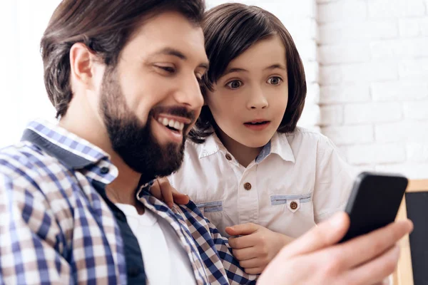 Happy father and son use smartphone at domestic. — Stock Photo, Image