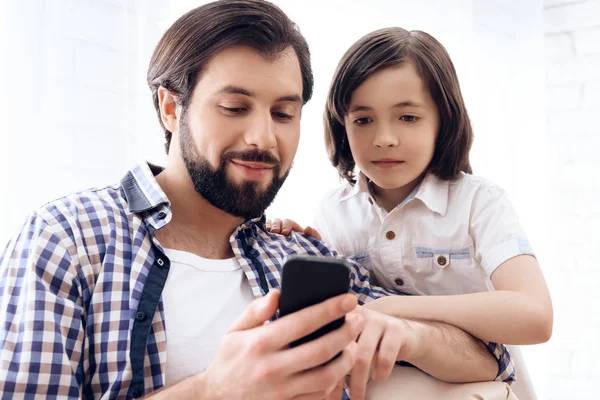 Happy father and son use smartphone at domestic. — Stock Photo, Image
