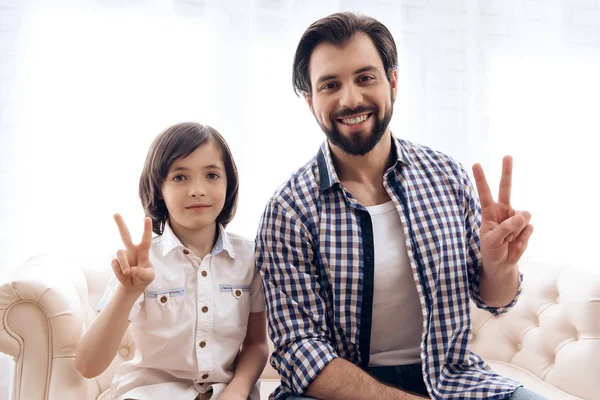 Glücklicher Vater und Teenager-Sohn zeigen Siegeszeichen. — Stockfoto