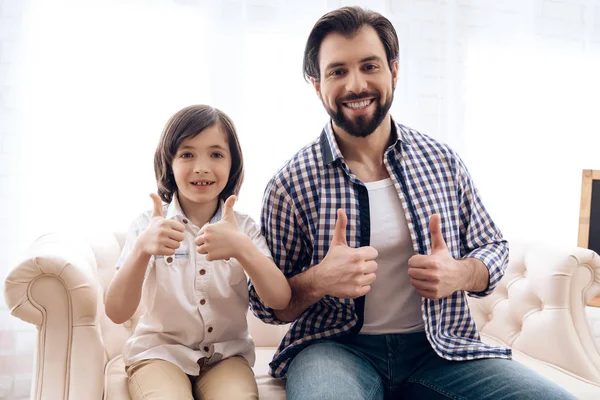 Щасливий батько і підліток син показує великі пальці вгору . — стокове фото