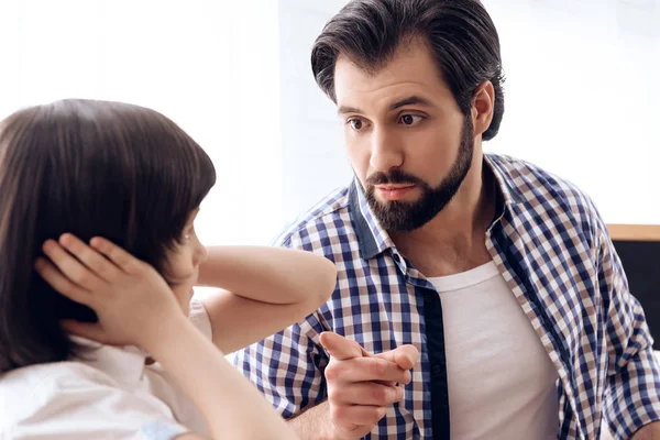 Wütender Vater schimpft Teenager-Sohn, der Ohren verstopft. — Stockfoto