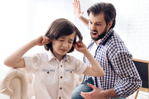 Wütender Vater reicht Sohn Teenager die Hand. — Stockfoto