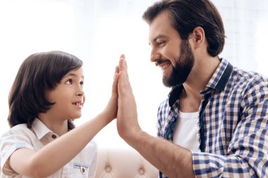 Mutlu baba ve oğul birbirlerine beşlik.