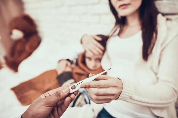 Médico indiano a ver pacientes em casa. Doutor está tomando temperatura de mãe grávida e filha . — Fotografia de Stock