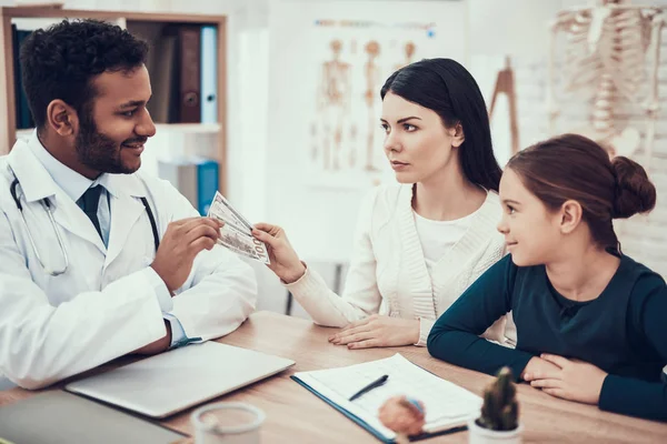 Indisk läkare ser patienter i office. Mor ger pengar till läkare. — Stockfoto