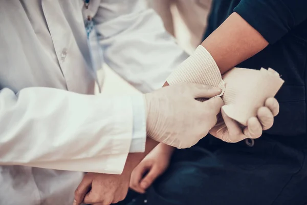 Médecin indien qui voit des patients au bureau. Le docteur utilise un harnais sur le bras de sa fille . — Photo