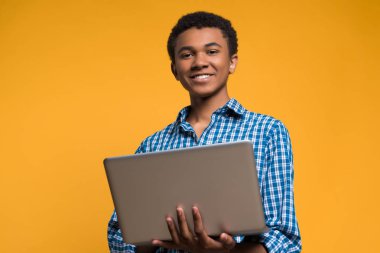 Afro Amerikalı genç laptop ile çalışma.