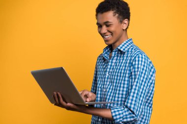 Afro Amerikalı genç laptop ile çalışma.
