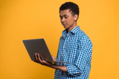 Afro Amerikalı genç laptop ile çalışma.