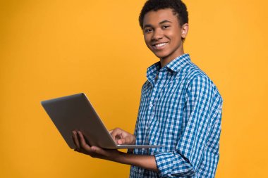 Afro Amerikalı genç laptop ile çalışma.