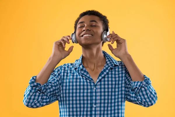 Gelukkig Afro-Amerikaanse tiener in hoofdtelefoons — Stockfoto