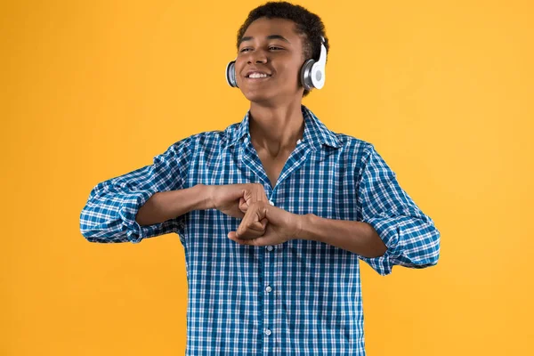 Gelukkig Afro-Amerikaanse tiener hoofdtelefoon dansen — Stockfoto
