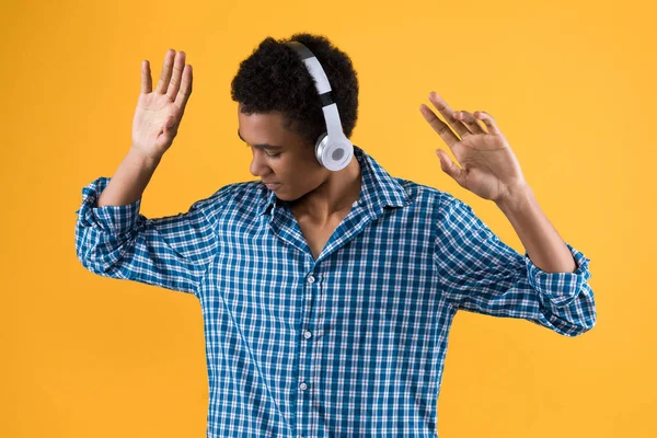 Boldog Afro-amerikai tinédzser fejhallgató tánc — Stock Fotó
