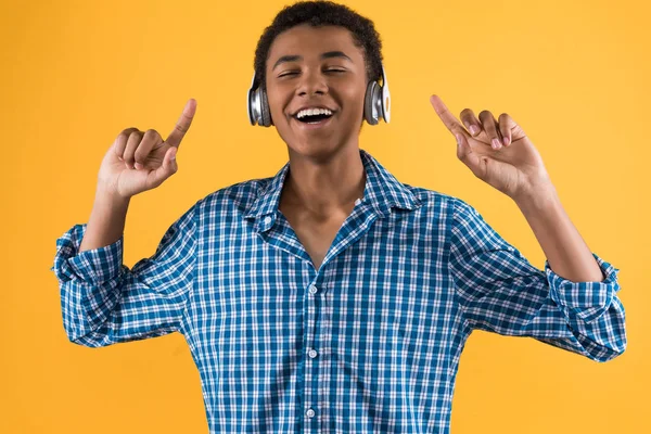 Taniec afro amerykański nastolatek w słuchawkach. — Zdjęcie stockowe