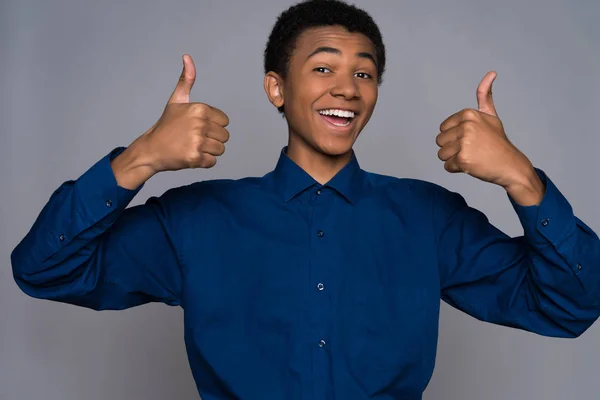 Feliz adolescente afro-americano mostrando polegares para cima — Fotografia de Stock