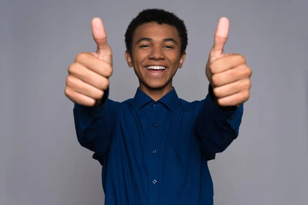 Joyful Afro amerikansk tonåring visar tummen — Stockfoto