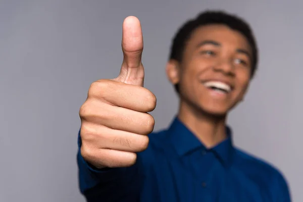 Gioioso afro americano giovanissima spettacoli pollice su — Foto Stock