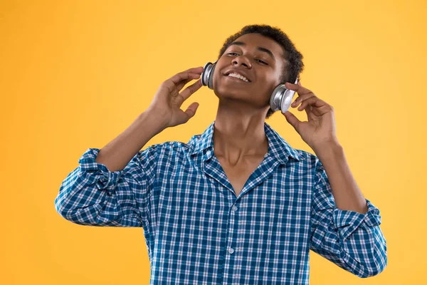Gelukkig Afro-Amerikaanse tiener in hoofdtelefoons — Stockfoto