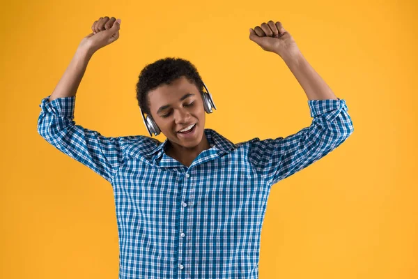 Fröhliche afroamerikanische Teenager in Kopfhörern tanzen — Stockfoto