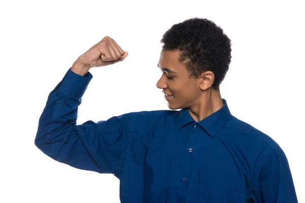 Adolescente afroamericano mostra muscoli sul braccio . — Foto Stock