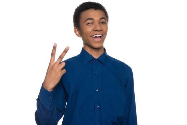 Alegre Africano americano adolescente mostra gesto — Fotografia de Stock