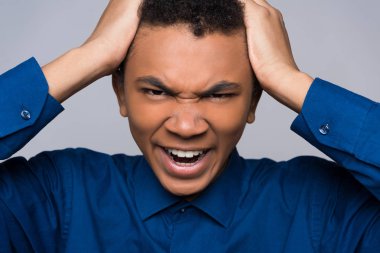 Yakın çekim. Rahatsız Afrikalı-Amerikalı genç