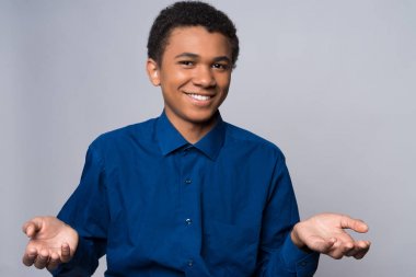 Afrikalı-Amerikalı genç zorluk olduğunu