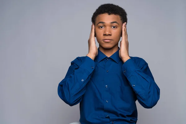 Afro-americano adolescente em denim camisa acalma — Fotografia de Stock