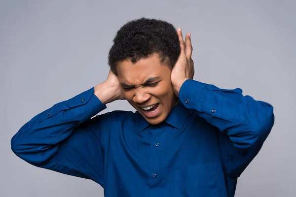 Afroamerikanska tonåringen skrik i ilska, som täcker öron. — Stockfoto