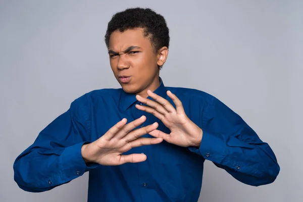 Zirytowany African American nastolatek jest oburzony. — Zdjęcie stockowe