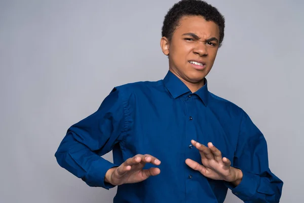 Adolescente afro-americano irritado está enojado . — Fotografia de Stock