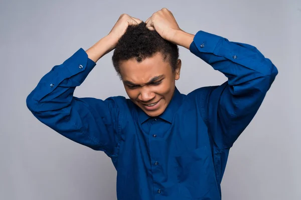 Genervter afrikanisch-amerikanischer Teenager reißt Haare — Stockfoto