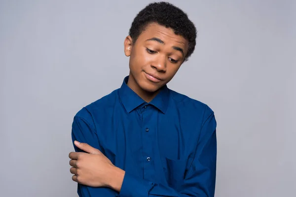 Afro-americano adolescente em camisa está em tumulto . — Fotografia de Stock