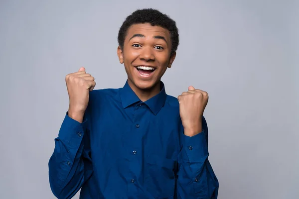 Afro-americano adolescente em camisa jeans — Fotografia de Stock