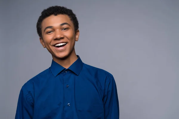 Feliz adolescente afro-americano em camisa jeans . — Fotografia de Stock
