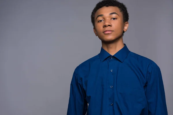 Confiado adolescente afroamericano en camisa de mezclilla —  Fotos de Stock