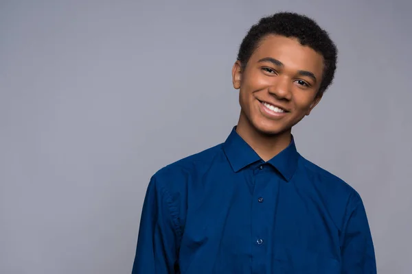 Feliz adolescente afro-americano em camisa jeans . — Fotografia de Stock