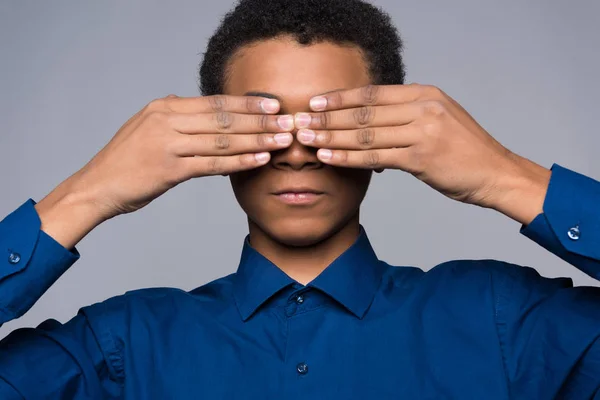 African American tonåring blunda av handflator — Stockfoto