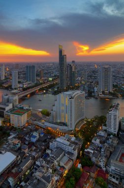 Nehri boyunca modern binalar