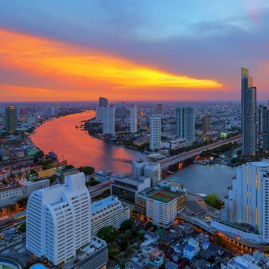 Nehri boyunca modern binalar
