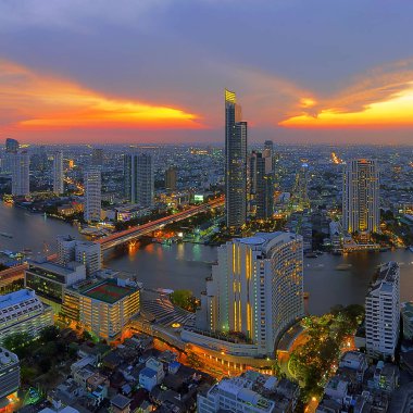 Nehri boyunca modern binalar