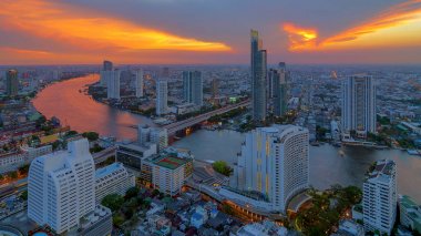 Nehri boyunca modern binalar