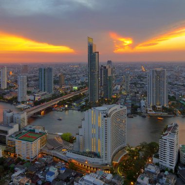 Nehri boyunca modern binalar