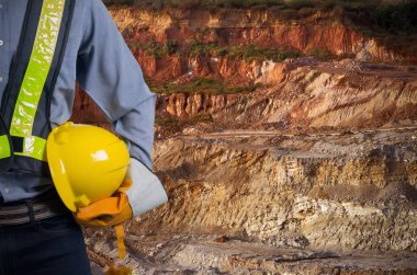 Sarı bir kask tutan mühendisi