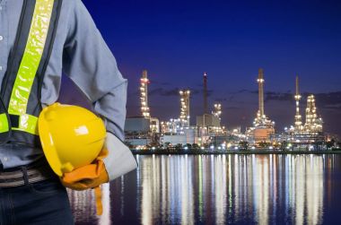 Sarı bir kask tutan mühendisi