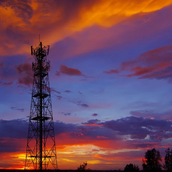 Siluety telekomunikační věž — Stock fotografie